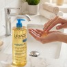 Momento di detersione delicata delle mani con l'olio Uriage Xemose Huile Lavante.