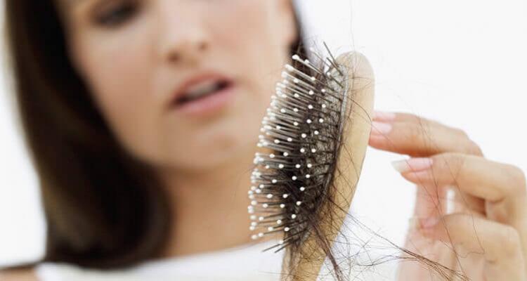 Come rinforzare i capelli: integratori e trattamenti anticaduta