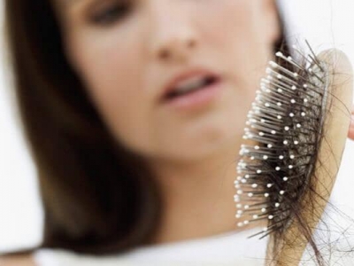 Come rinforzare i capelli: integratori e trattamenti anticaduta
